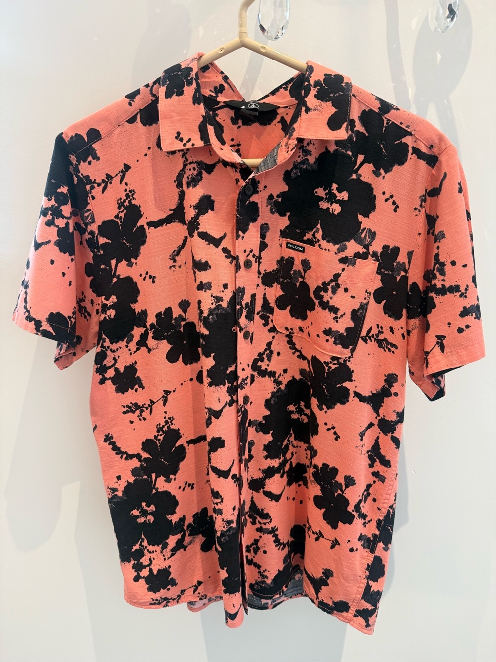 Volcom: Coral & Black Floral Burst Short-Sleeve Men's Shirt Sz: M (Like New) - Picture 5 of 7